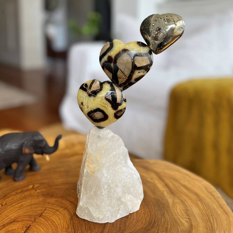 Escultura de mineral Septaria y Pirita con base de Cuarzo Claro