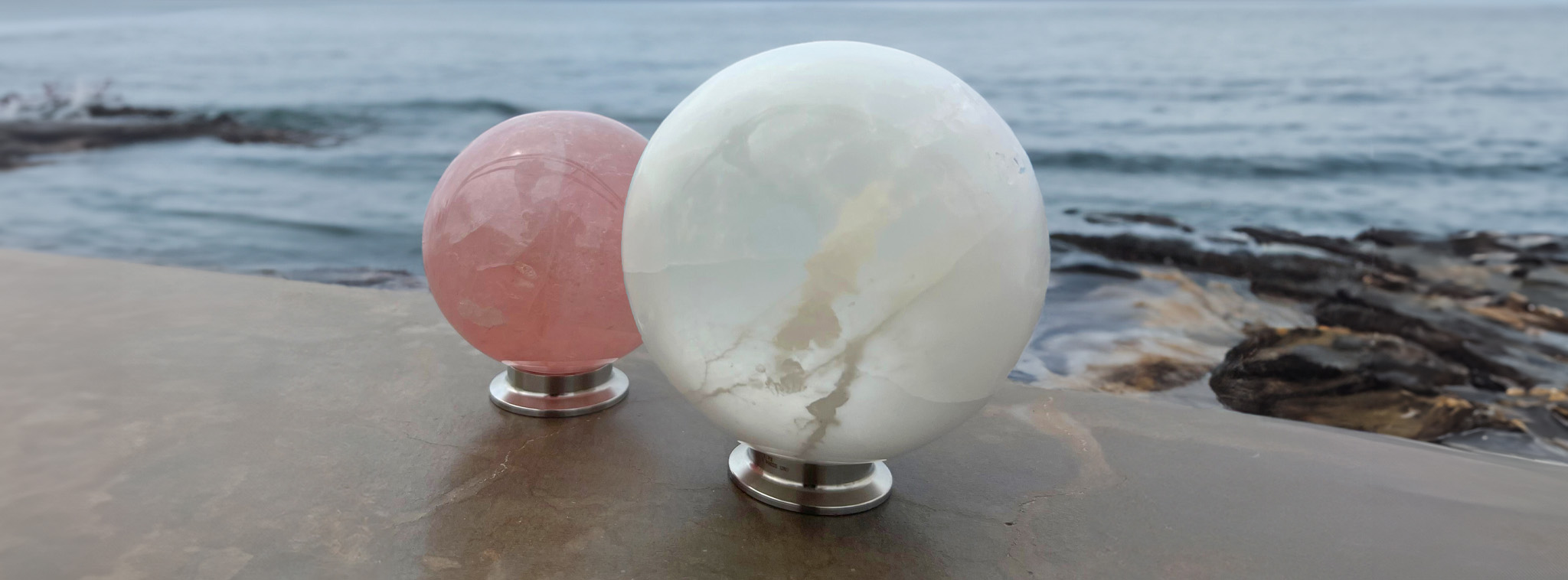 Dos esferas de Cuarzos con fondo de mar