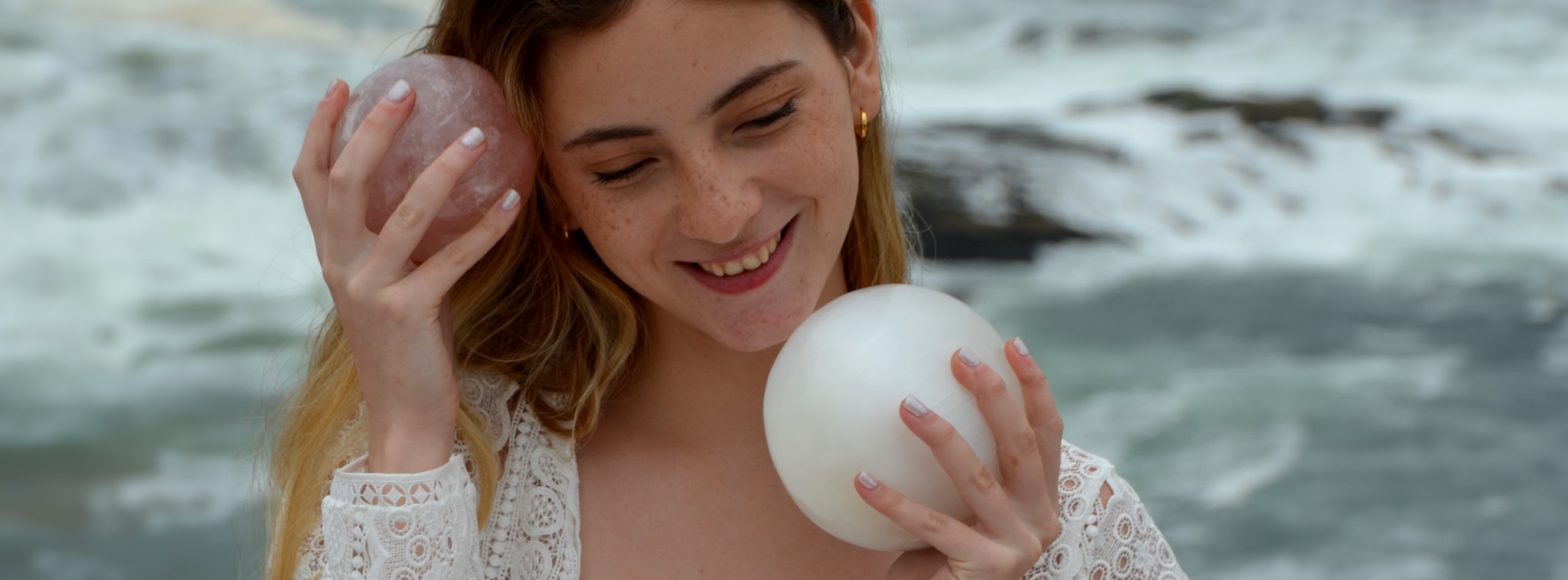 Mujer feliz con minerales