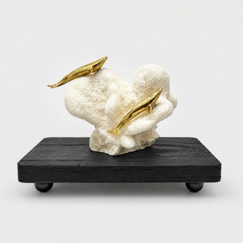 Coral con ballenas de bronce